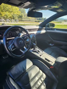 Sièges cuir et confort intérieur de la berline Taxi du Soleil