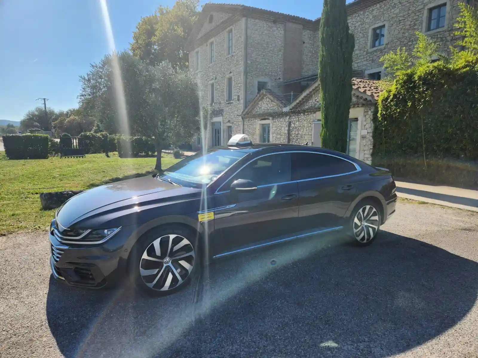 Profil gauche de la berline Taxi du Soleil