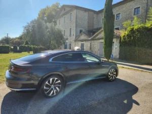 Profil droit en trois quart de la berline Taxi du Soleil