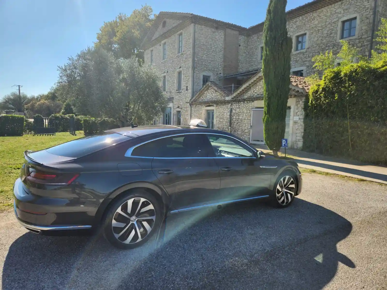 Profil droit en trois quart de la berline Taxi du Soleil