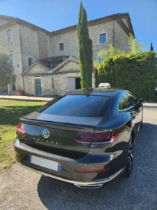 Face arriere de la berline Taxi du Soleil en trois quart