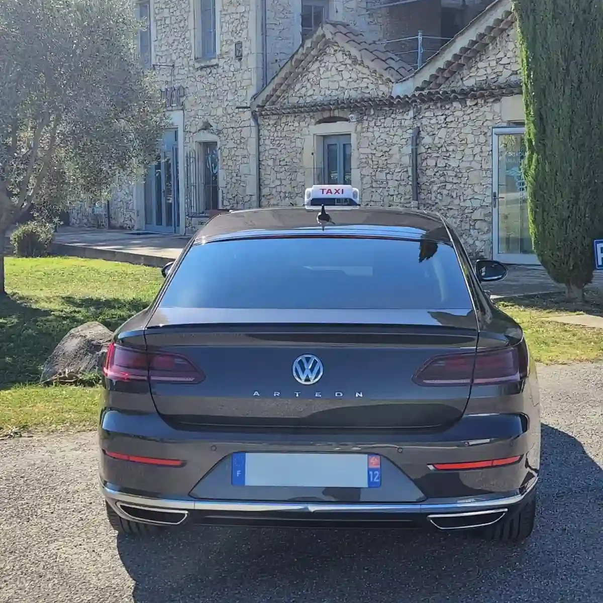 Face arriere de la Volkswagen Arteon du véhicule Taxi du Soleil