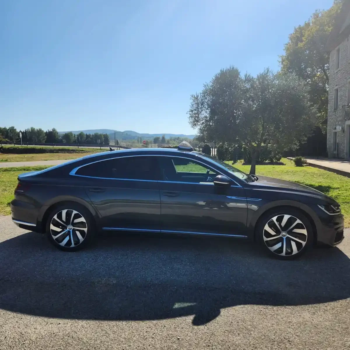 Profil droit de la berline Taxi du Soleil