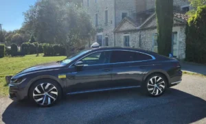 Profil gauche en paysage de la berline Taxi du Soleil